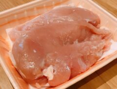 パックに入った鶏ムネ肉