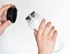 水筒の蓋を開けている様子