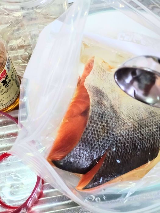 ポリ袋に入れた塩鮭