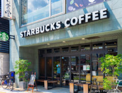 地図を見ていた女性　スタバに行くのを止めたワケに「大人だ」「見習いたい」