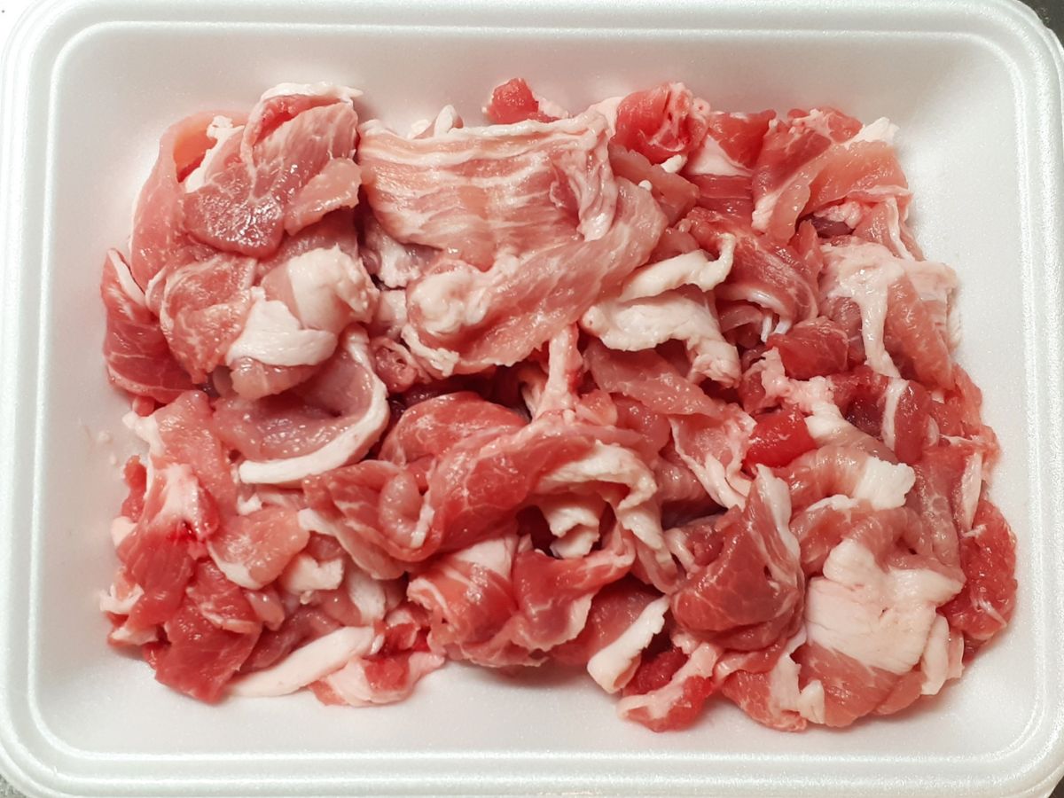パックに入れられた豚こま肉