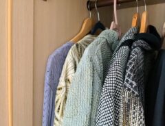 服がかけられたクローゼット