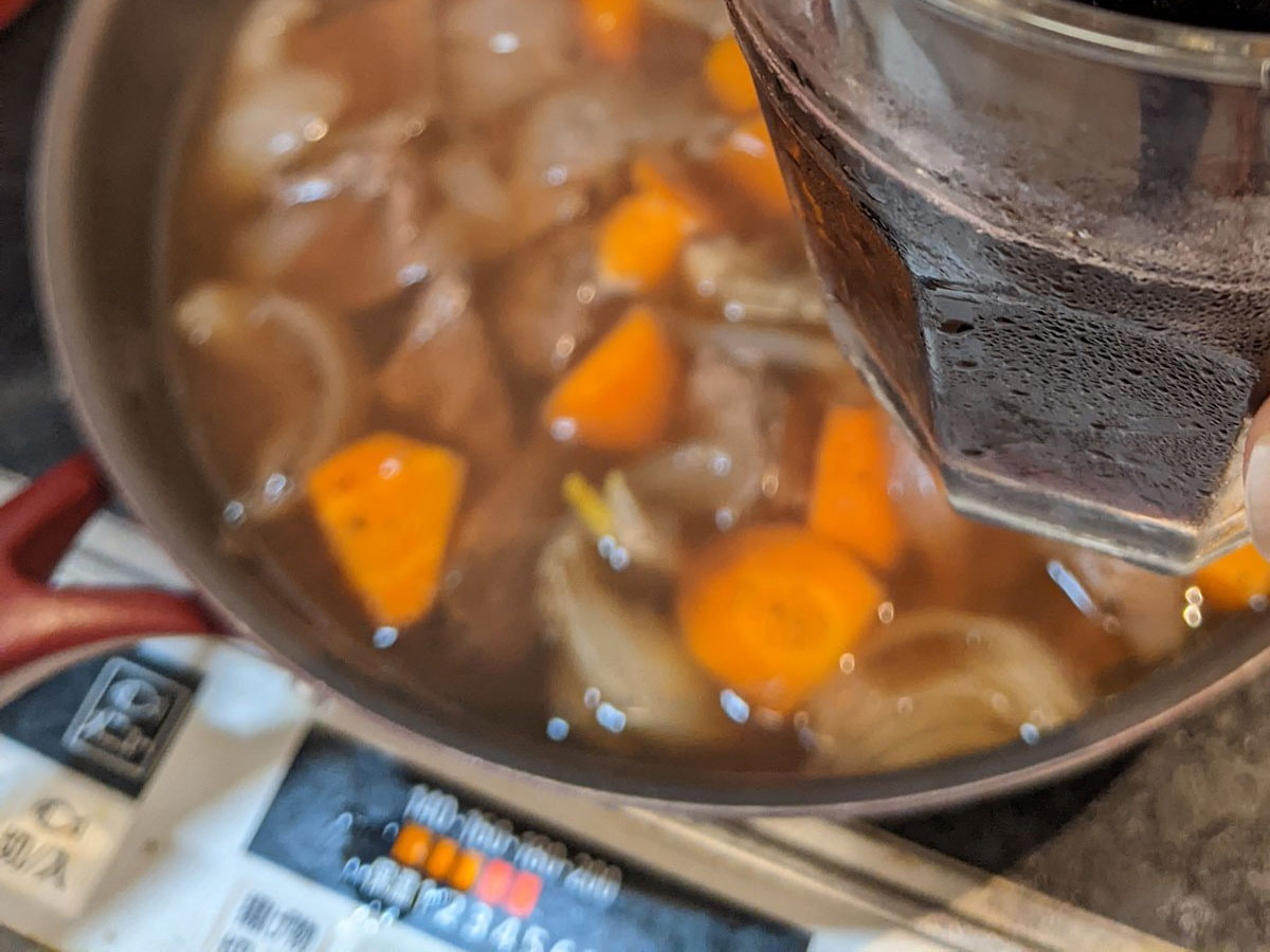 牛肉の煮込みとワイン写真