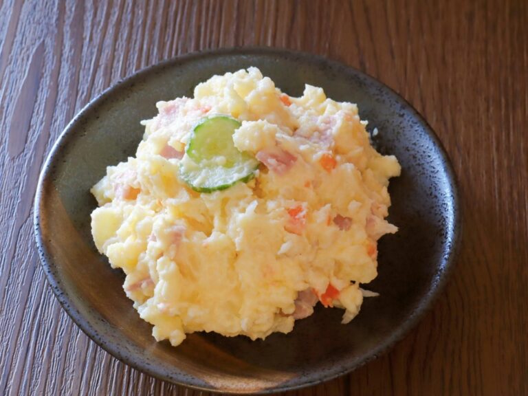 お皿に盛り付けられたポテトサラダ
