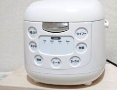 台の上に置かれた炊飯器