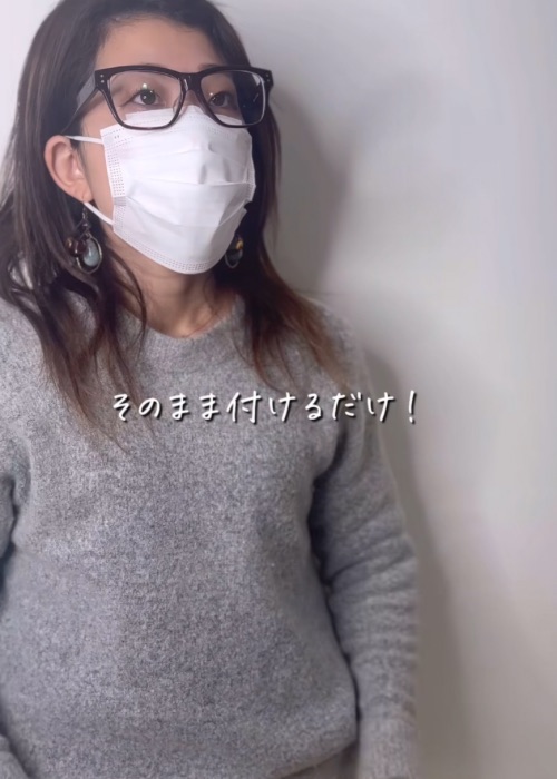マスクを着けている女性
