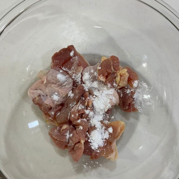 耐熱容器に鶏もも肉と片栗粉と塩こしょうを入れた様子