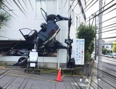 なんじゃこりゃ！？　タクシー会社の横を通りがかったら、目を疑う光景が