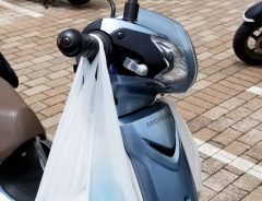 原チャリをマックに停めて休憩　戻ると『コンビニ』の袋がぶら下がっていて？