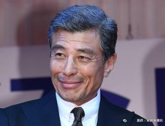 【第３０回日本ジュエリーベストドレッサー賞】　　　受賞した男性部門・舘ひろし