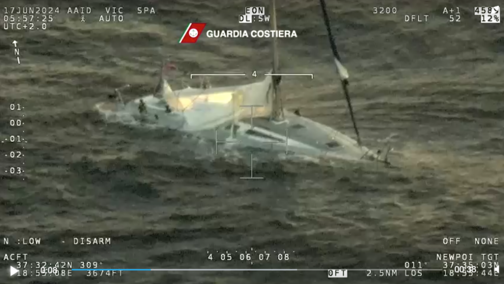 Le voilier a sombré à 200 km de la Calabre, dans le sud de l'Italie. Crédit : capture d'écran / @guardiacostiera