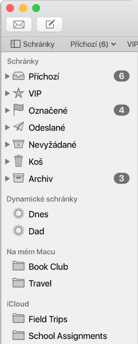 Boční panel Mailu se standardními schránkami (Příchozí, Koncepty atd.) v horní části a s dalšími vytvořenými schránkami v částech Na mém Macu a iCloud