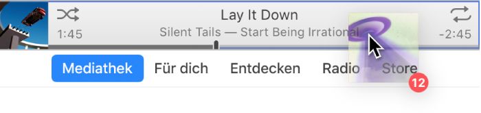 Ein im iTunes-Fenster nach oben gezogenes Album