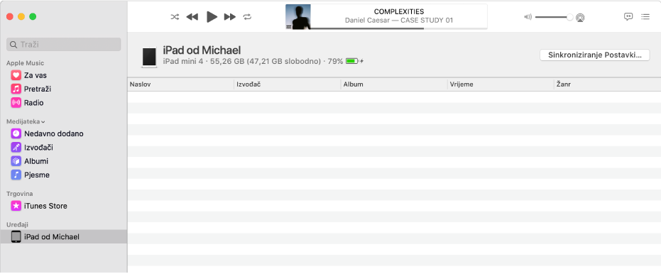 Prozor aplikacije Glazba s uređajem (Stjepanov iPad) u rubnom stupcu. Tipka Sinkroniziraj postavke u gornjem desnom kutu otvara Finder.