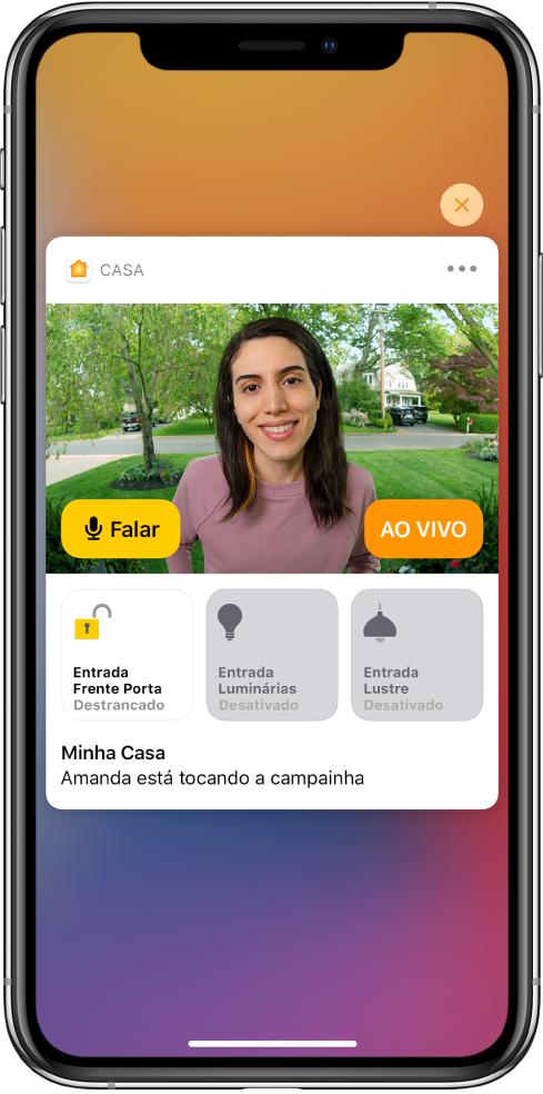 Uma notificação do app Casa na tela do iPhone. Ela mostra uma foto de uma pessoa na porta da frente com o botão Falar à esquerda. Abaixo, os botões de acessório para as luzes da porta da frente e da entrada. As palavras “Anita está tocando a campainha” aparecem abaixo dos botões do acessório. O botão Fechar aparece na parte superior direita da notificação.