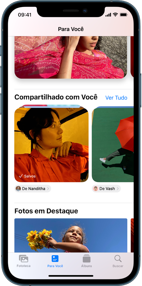 No app Fotos, a tela Para Você mostrando as coleções de fotos “Compartilhado com Você”. Abaixo de cada coleção aparece o nome do contato que compartilhou as fotos e um botão para responder ao contato.