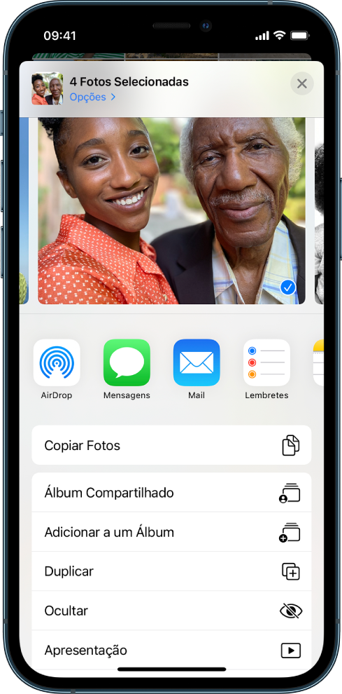 Tela de compartilhamento do app Fotos. A foto selecionada está na parte superior da tela. Abaixo das fotos, as opções de compartilhamento. Abaixo das opções de compartilhamento, uma lista de ações, de cima para baixo: Copiar Fotos, Álbum Compartilhado, Adicionar ao Álbum, Duplicar, Ocultar e Apresentação de Slides.