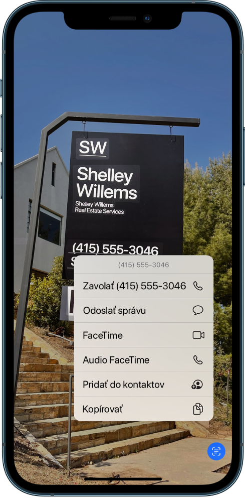 Na celej obrazovke je otvorená fotka. Na fotke je vyobrazená značka, ktorá obsahuje text a telefónne číslo. Telefónne číslo sa vyberie a na obrazovke sa zobrazia tieto možnosti: Volať, Poslať správu, FaceTime, Audio FaceTime, Pridať do kontaktov a Kopírovať.