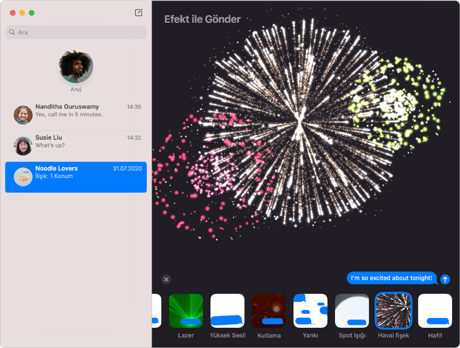 Soldaki kenar çubuğunda çeşitli yazışmaların listelendiği, sağdaki yazışmada ise havai fişek mesaj efektinin göründüğü Mesajlar penceresi.
