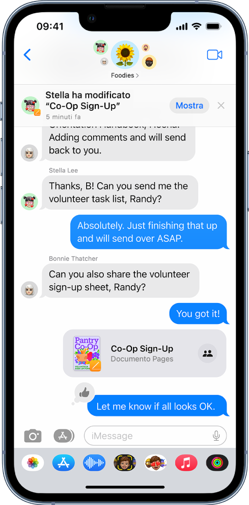 Una conversazione di gruppo nell'app Messaggi in cui è incluso anche un documento di Pages. Una notifica nella parte superiore dello schermo indica che una persona del gruppo ha apportato modifiche al documento.