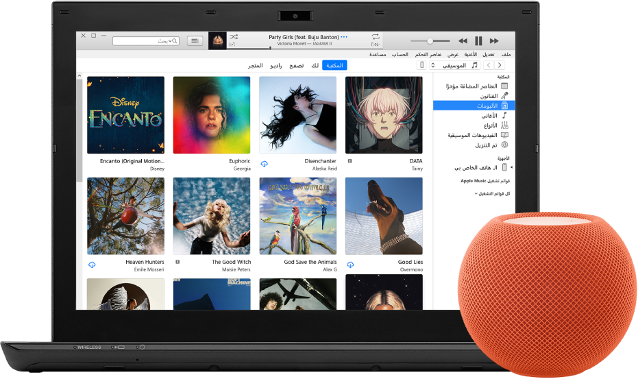 كمبيوتر PC يظهر على شاشته iTunes وبالقرب منه تظهر HomePod mini.