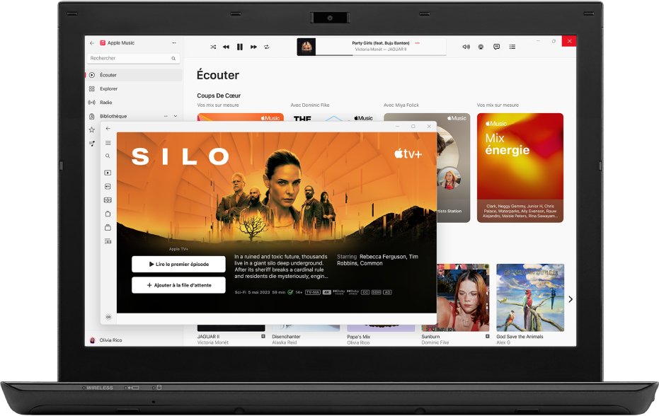 Un PC avec les apps Apple TV et Apple Music ouvertes.