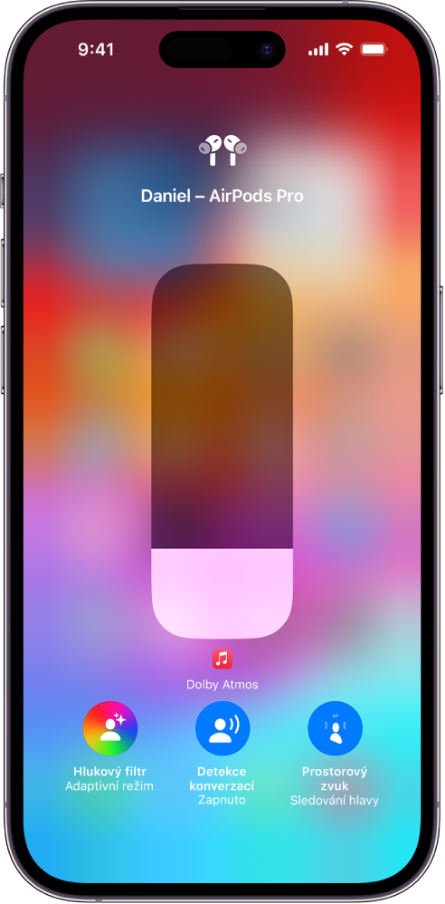 Obrazovka hlasitosti v Ovládacím centru se zobrazenou úrovní hlasitosti AirPodů Max. Pod indikátorem hlasitosti se nacházejí volby hlukového filtru, zleva doprava s volbami Potlačování hluku, Vypnuto a Režim propustnosti.