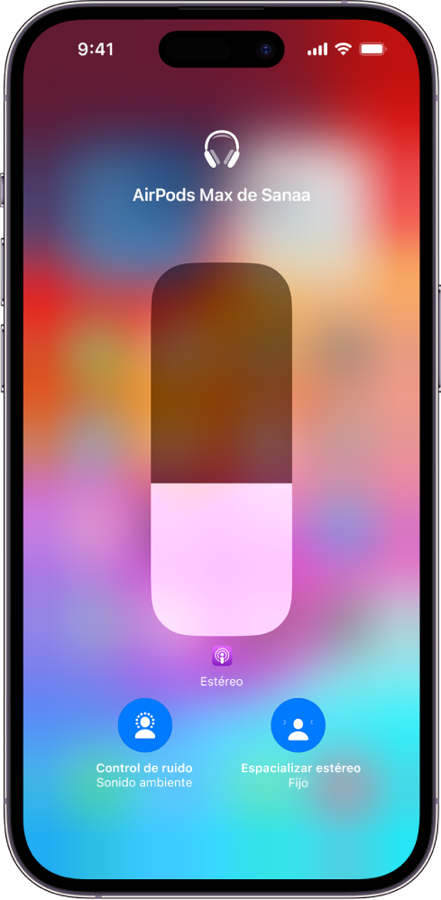 La pantalla de volumen del centro de control con el nivel de volumen de los AirPods Max. Debajo del indicador de volumen a la izquierda está el icono de control de ruido/cancelación de ruido, indicando que el modo de control de ruido está activado. A la derecha está el icono de audio espacial/seguimiento de la cabeza activado, indicando que el audio espacial y el seguimiento de la cabeza están activados.