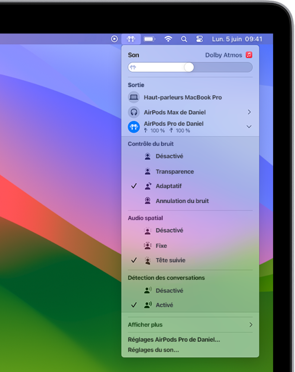 L’icône des AirPods est sélectionnée en haut à droite de la barre des menus d’un Mac. Pour les AirPods Pro (toutes les générations), l’option Annulation du bruit est sélectionnée sous Contrôle du bruit, et l’option « Tête suivie » est sélectionnée sous Audio spatial.