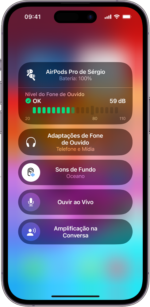 Tela Dispositivos Auditivos na Central de Controle. Da parte superior para a inferior, ela possui o Nível do Fone de Ouvido em decibéis, Adaptações de Fone de Ouvido, Sons de Fundo, Ouvir ao Vivo e Amplificação na Conversa.