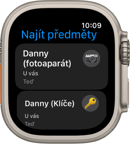 Aplikace Najít předměty zobrazuje, že AirTagy připevněné k fotoaparátu a svazku klíčů máte u sebe.