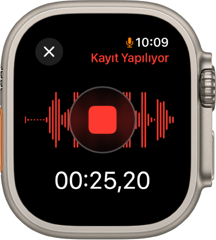 Bir not kaydetmenin ortasında Sesli Notlar uygulaması. Kırmızı bir Durdur düğmesi ortada yer alıyor. Onun altında kayıtta geçen süre var. Kayıt Yapılıyor ifadesi sağ üstte görünüyor.