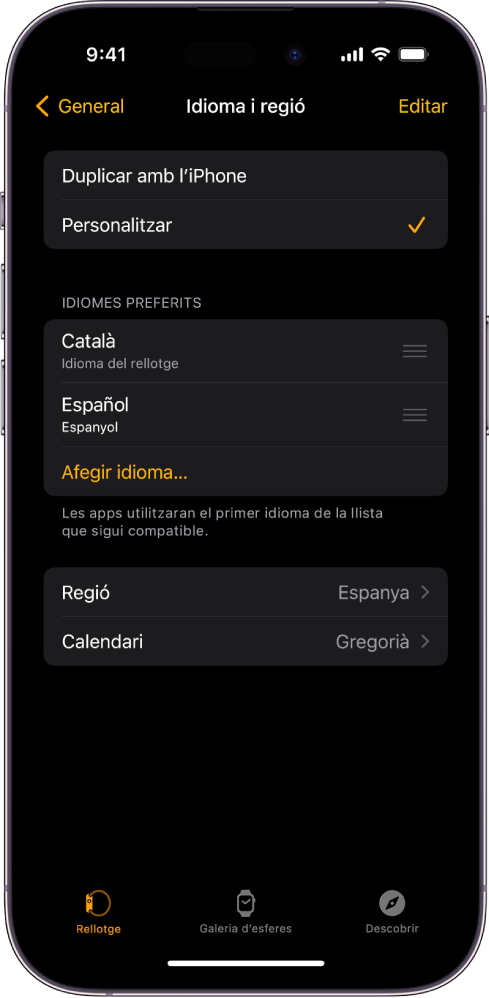 A la pantalla “Idioma i regió” de l’Apple Watch hi apareixen els idiomes anglès i espanyol a sota de l’opció “Idioma preferit”.