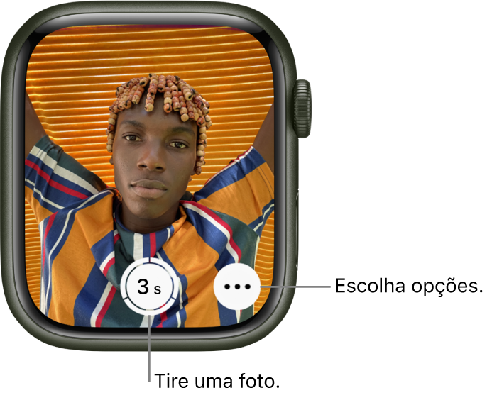 Quando o Apple Watch é utilizado como controle remoto da câmera, sua tela exibe a mesma imagem da câmera do iPhone. O botão Tirar Foto está na parte central inferior, com o botão Mais Opções à direita. Caso já tenha tirado uma foto, o botão do Visualizador de Fotos fica na parte inferior esquerda.