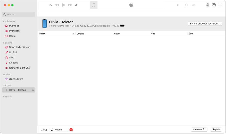 Okno Hudba se zařízením (Juliiným iPhonem) na bočním panelu Tlačítko Synchronizovat nastavení v pravém horním rohu otevře Finder