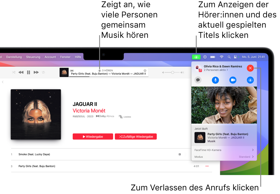 Im Apple Music-Fenster läuft ein Musiktitel, während SharePlay verwendet wird. Das Wiedergabefenster zeigt, wie viele Personen gemeinsam Musik hören. Rechts wird auf das Symbol „SharePlay“ geklickt und du kannst sehen, wer zuhört und welcher Titel gerade läuft. Rechts kannst du auf die Taste „Schließen“ klicken.