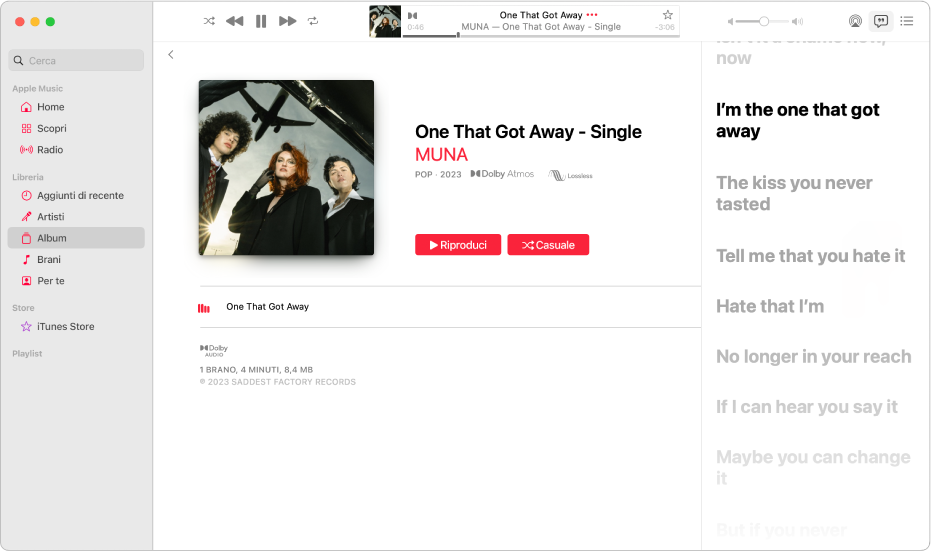 Un brano in riproduzione con il testo sulla destra, che viene visualizzato sullo schermo in sincronia con la musica.