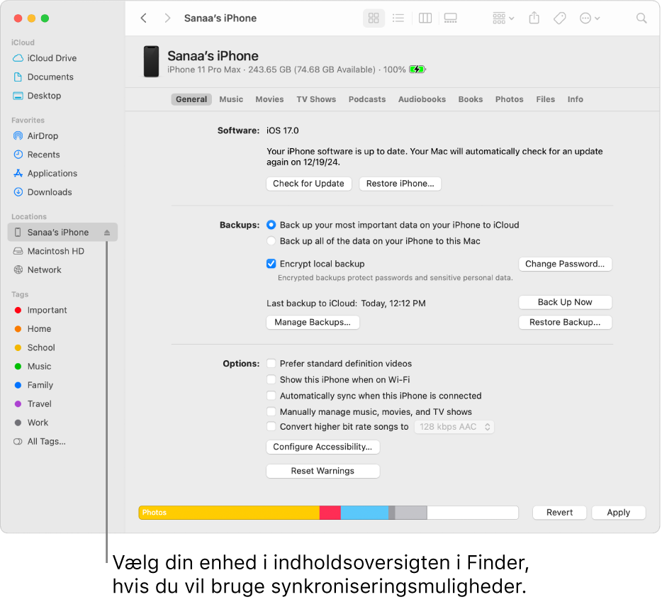 I vinduet ses en enhed, der er valgt i indholdsoversigten i Finder, og synkroniseringsindstillinger.