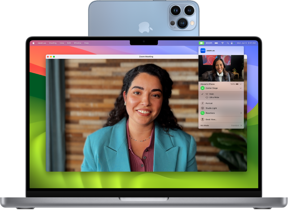 Um MacBook Pro usando um iPhone como webcam e exibindo uma sessão de FaceTime.