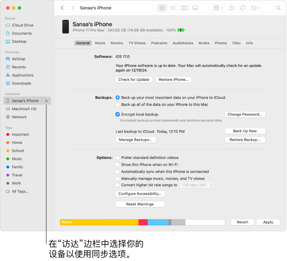 “访达”边栏中的设备被选中，窗口中显示了同步选项。