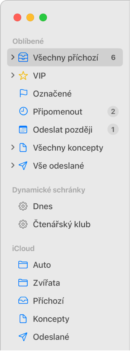 Boční panel Mailu se standardními schránkami (Příchozí, Koncepty atd.) v horní části a s dalšími vytvořenými schránkami v částech Na mém Macu a iCloud