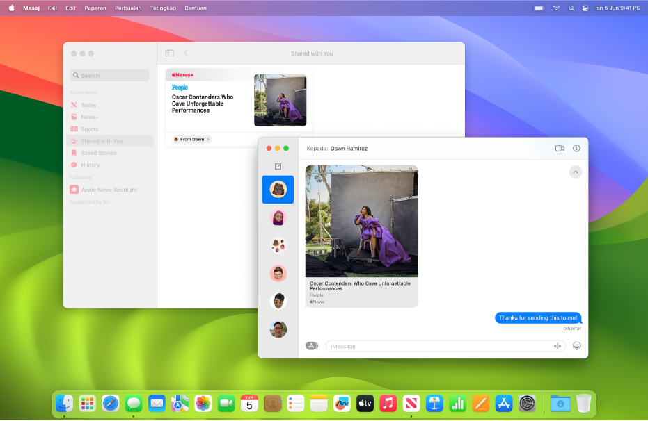 Desktop Mac dengan dua tetingkap terbuka: tetingkap app Apple TV di sebelah kiri, menunjukkan rancangan TV dalam bahagian Dikongsi dengan Anda daripada pustaka dan tetingkap Mesej dengan rancangan TV yang sama dikongsi dalam perbualan.