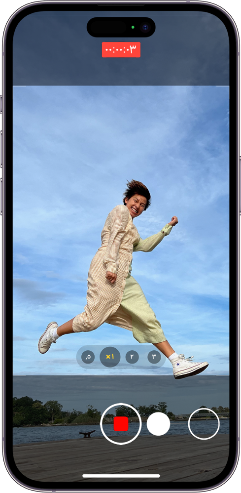 شاشة الكاميرا في نمط صورة. يملأ الهدف وسط الشاشة، داخل إطار الكاميرا. في الجزء السفلي للشاشة، يتحرك زر الغالق يسارًا، لإظهار حركة بدء فيديو التقاط سريع. مؤقت الفيديو في أعلى الشاشة.