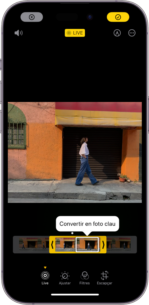 Pantalla d’una Live Photo amb la Live Photo al centre. A sota de la foto hi ha el visor de fotogrames amb el botó “Convertir en foto clau” activat. A cada extrem del visor de fotogrames hi ha dues fletxes que et permeten escurçar la Live Photo. A la part inferior de la pantalla hi ha els botons “Live”, “Ajustar”, “Filtres” i “Escapçar”. El botó “Live” està seleccionat. A l’angle superior esquerre de la pantalla hi ha el botó “Cancel·lar”, i a l’angle superior dret de la pantalla hi ha el botó “Fet”. A la part superior de la pantalla, d’esquerra a dreta, hi ha els botons “Silenciar”, “Live”, “Marques” i “Connectors”.