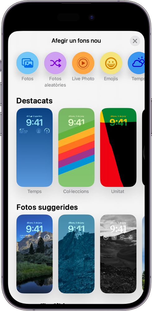 La pantalla per afegir un fons de pantalla nou, en què es mostra una galeria de fons per personalitzar la pantalla bloquejada de l’iPhone, classificats en categories com “Destacats” i “Fotos suggerides”. A la part superior hi ha botons per afegir fotos, persones, una selecció aleatòria de fotos, emojis i la previsió del temps com a fons de la pantalla bloquejada.