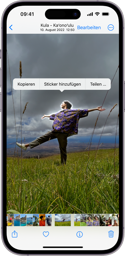 In der App „Fotos“ ist das Foto einer Person geöffnet. Die Person ist ausgewählt und die Option „Sticker hinzufügen“ ist in dem Menü darüber verfügbar.