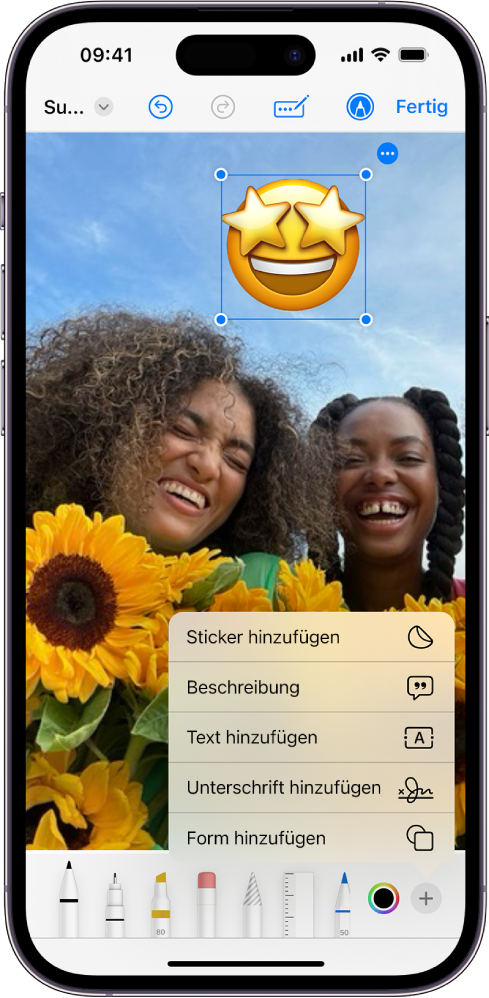 In der App „Mail“ ist ein angehängtes PDF-Dokument mit einem Sticker mit einem Emoji versehen. Unter der Webseite sind die Markierungswerkzeuge.