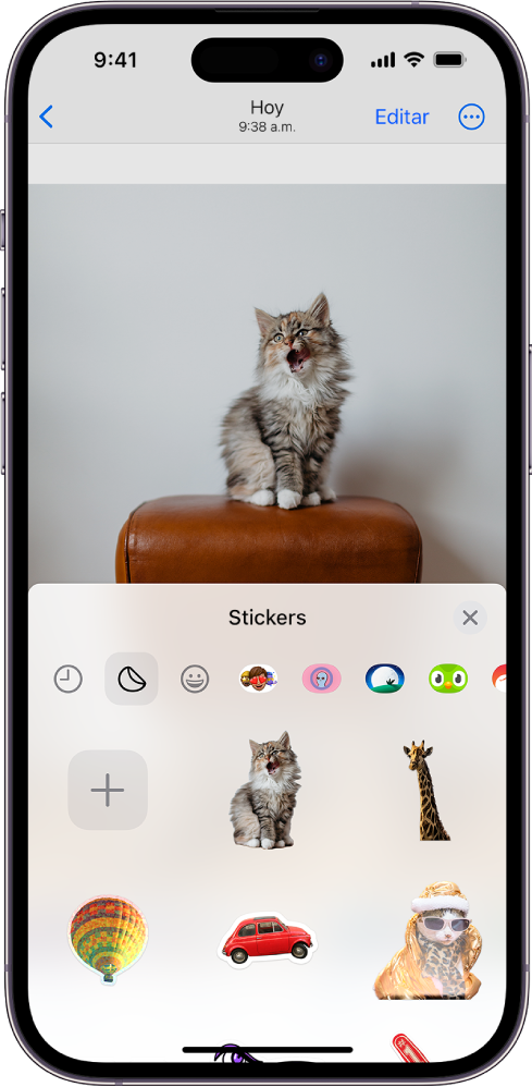 Una foto de la app Fotos se muestra como uno de los sticker disponibles en la lista.