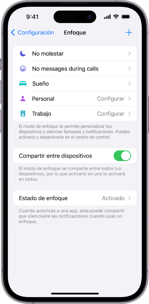 Una pantalla mostrando cinco opciones de enfoque proporcionadas: No molestar, Sin mensajes durante las llamadas, Sueño, Personal y Trabajo. La opción Compartir en todos los dispositivos está activada, que te permite usar la misma configuración de Enfoque en todos tus dispositivos Apple.