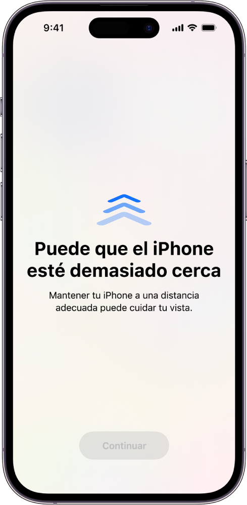 Una advertencia en pantalla indicando que estás sosteniendo el iPhone muy cerca y que deberías alejarlo para proteger tu visión. La advertencia cubre toda la pantalla, impidiendo que lo sigas usando. Hay un botón que dice Continuar que se activa cuando se aleja el iPhone a una distancia segura.